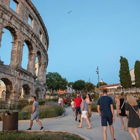 Lägenhet Caveromane Pula